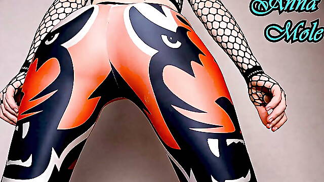 Spandex leggings on my ass, in leggings I ride a big dildo