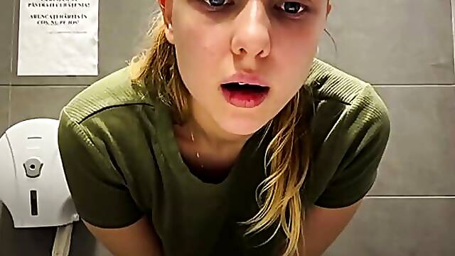 Extreme squirt. Big ass sit on the cam