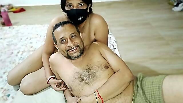 Hot Bhabhi Pussy Licked and Pissing on Boyfriend