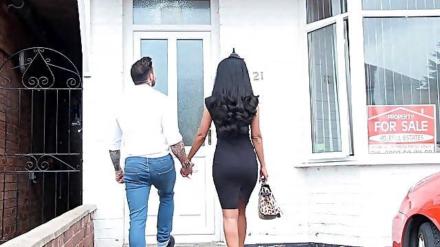 Bathroom action for babe Elicia Solis and Dean Van Damme