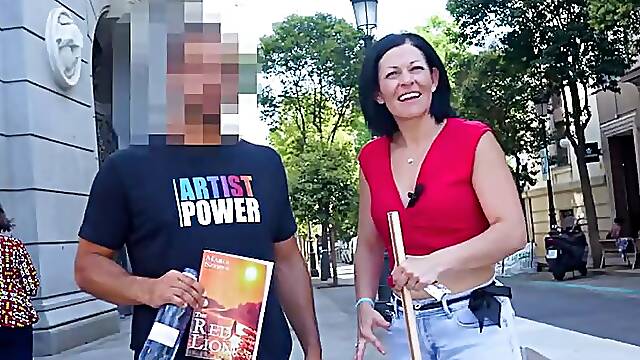 NO SUMMER WITHOUT A KISS! Mature Sandra V keeps looking for dudes to fuck