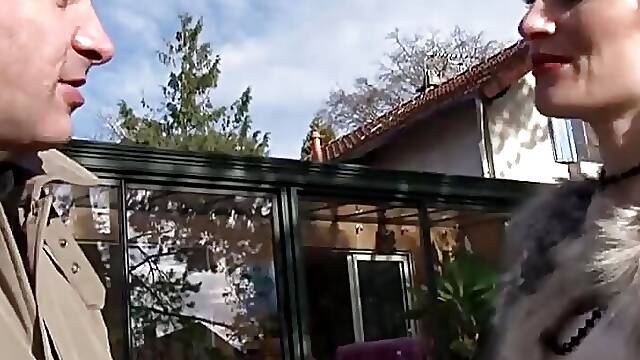 Mature bourgeoise shows us around her house and her ass at the same time