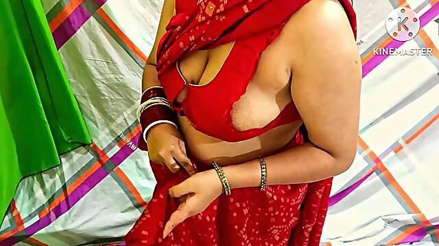 Chachi saree change kar rahi thi feer mein chod diya Hindi sex video