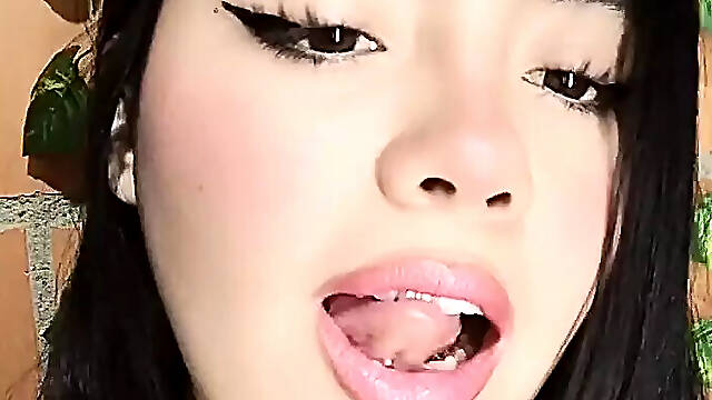 Wed cam beautiful fat masturbates her delicious vagina