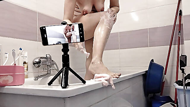 Amateur wife shaves her pussy hair.