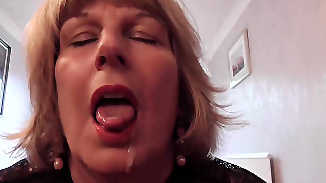 Lovely homely wife allows herself to be used in her own living room, huge cumshot into her open mouth