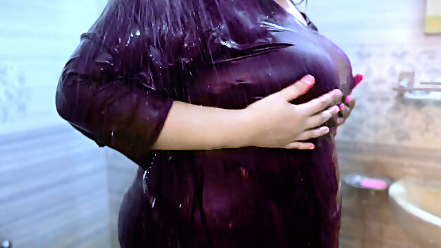 Zawjat sakhinat tastahimu fi mirhad alfunduq thuma yumaris alzawj aljins mae farjiha