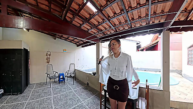 Reporter strips naked after being caught breaking into a house.