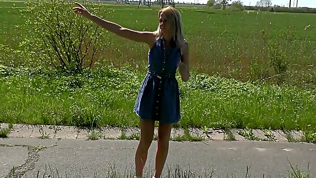 Gorgeous MILF outdoor fuck with a stranger