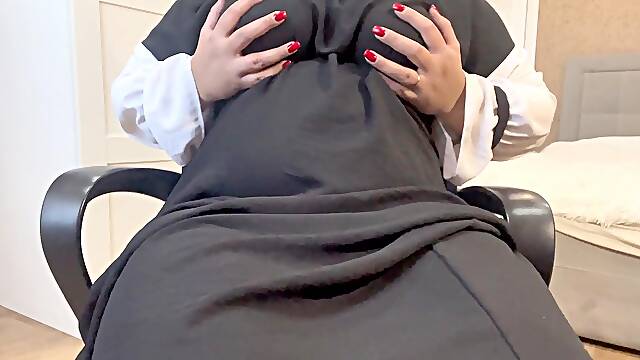 Arab milf Lux Eva in dirty sneakers pleasures herself