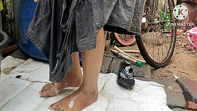 Dukhan Bhabhi Ka Shower