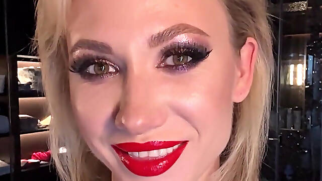 Heavy, Seductive Makeup or Casual Beauty?try Not to Blink, You Might Miss Something